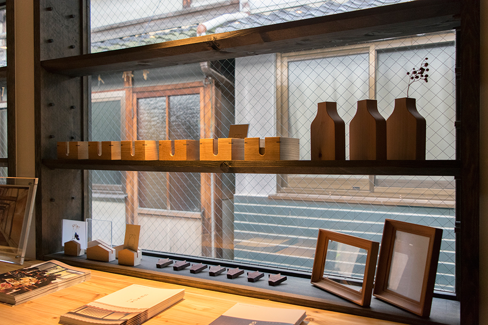 いえのぐさんの作品を展示中